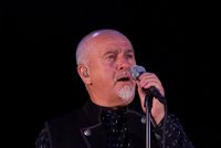 Hudební šaman Peter Gabriel na Prahu snese Červený déšť