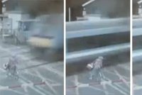 Vteřina smrti: Dívka na kole vjela přímo pod vlak