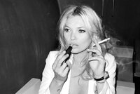 Uzené plíce Kate Moss: Cigaretu má "ošéfovanou" i ve smlouvě!