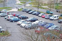 80 míst navíc: Uhříněves plánuje parkoviště za 15 milionů, má mít i nabíjení pro elektromobily
