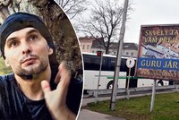 Uprchlý nadsamec Guru Jára (42): Měl 3000 žen, teď provokuje na billboardu!