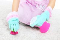 7 triků, jak vyčistit zašpiněný koberec. Víme, co skutečně funguje