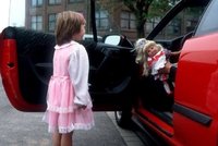 Starší muž láká u škol do auta další děti. Vyhlíží si dívky i chlapce