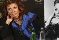 Světová hvězda Sophia Loren (79) si opřela hlavu jako před 48 lety na slavné fotce