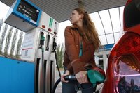 Ceny nafty a benzinu jdou nahoru. Kde ještě natankujete levně?
