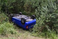 Děsivá autonehoda na Domažlicku: Auto se převrátilo na střechu!