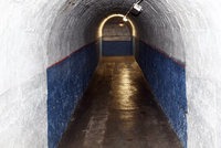 V tunelu metra, ve Strahovském tunelu a dalších úkrytech: Kde a kolik Pražanů by se před válkou schovalo?