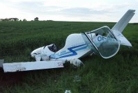 Na Blanensku se převrátilo letadlo: Muž (71) skončil v nemocnici