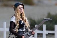Nemohla jsem dýchat, myslela jsem, že umírám, řekla zpěvačka Avril Lavigne o nemoci
