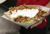 Veterináři vrátili 640 kg kebabu Němcům, obsahoval zakázaná „éčka“