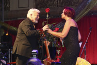 Oslava sedmdesátky Milana Drobného: Sladké polibky na pódiu od Petry Janů i Machálkové