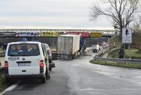 Na Karlovarsku a Liberecku namrzly silnice. Dopravu brzdí série nehod