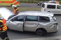 Hromadná srážka tří aut: Tři lidé se zranili při nehodě na Kladensku, jeden (60) z nich velmi vážně