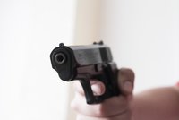Šestiletý chlapeček střelil tříletého bratra do hlavy: Hráli si na policisty a zloděje s otcovou zbraní