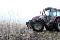 Na Uherskohradišťsku se převrátil traktor, jeho řidič zemřel