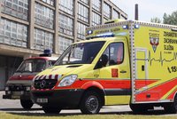 Agresivní muž napadl v Plzni zdravotní sestru a zřízence, pak vyskočil z okna: Zraněním podlehl