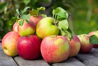 6 tipů, jak využít jablka. Zabrání vysušení kuřete a prodlouží čerstvost koláčů