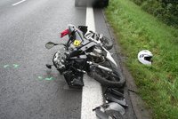 Po srážce s kamionem u Jaroměře zemřel motocyklista: Jeho stroj pak začal hořet!
