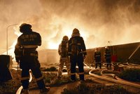 Ohnivé peklo: Požár zabil v čínském hotelu nejméně 18 lidí. Byl špatně zabezpečený?