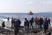 Počet obětí z potopené lodi u Egypta děsivě roste. Utonulo 168 uprchlíků