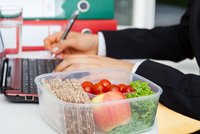 Oběd v práci ukradli nenechaví kolegové třetině Britů. Hrnky mizí ještě víc