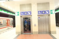 Další problémy nových výtahů v metru: Přejel horní stanici, jinému se poškodilo lano