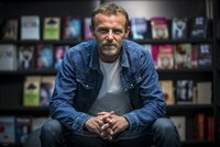 Světoznámý spisovatel Jo Nesbo v Praze: Nechte si podepsat jeho knihu