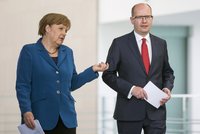 Merkelovou „uklidí“ před tématem uprchlíků Sobotka mezi vědce. Babiše nepotká