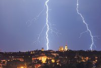 Silné bouřky a přívalové deště dorazily do Česka. Jsou u Prahy, sledujte radar