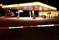 Noční loupež u Benátek: Lupič s pistolí přepadl benzinku