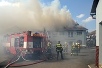 Požár zachvátil azylový dům pro rodiče s dětmi na Olomoucku: Na místě je jeden mrtvý