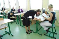 Státní maturity startují slohovkou z češtiny. Hodnotit se bude centrálně