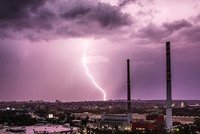 Silné bouřky udeřily v jižních Čechách a na Moravě. Sledujte radar