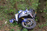 Závod motokrosu skončil nehodou: Mladík (16) vylétl z dráhy a narazil do stromu