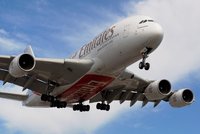 Největšímu dopravnímu letadlu praskají křídla. Airbus zkontroluje starší modely A380