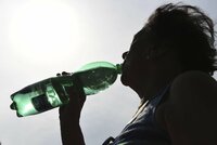 Pozor na dehydrataci, může způsobit smrt. Jak správně pít v letním období?