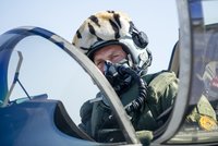 Gripeny v ostré akci: Piloti „obklíčili“ letadlo a nakoukli mu do kokpitu