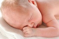 Domácí porod do vany skončil tragédií: Novorozená holčička zemřela