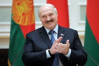 „Skončíte všichni,“ hrozí prezident vládě. V Bělorusku chybí roušky i doktorům