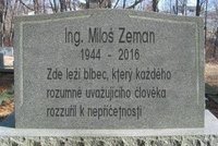 Lidová tvořivost „vylepšila“ Zemanův epitaf. Za jedna, hodnotí někteří politici