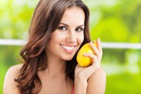 9 tipů, jak využít citron v domácnosti. Vyčistí mikrovlnku, prkénka i odolné skvrny