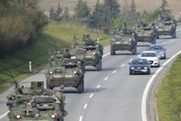 Americký konvoj projíždí Českem, nabírá zpoždění. Vypadl z vozu voják?