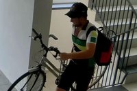 Zloděj kol klame tělem: Bicykly krade převlečený za cyklistu!