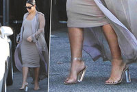 Už to málem prasklo! Pod těhotnou Kim Kardashian se bortily podpatky