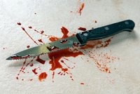 Žena se pokusila zabít svého známého. Bodla ho nožem do krku