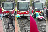 Dramatická záchrana: Chodce srazila na přechodu tramvaj, zůstal pod ní zaklíněný