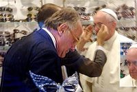 Papež v říši konzumu. František vyrazil do optiky pro brýle