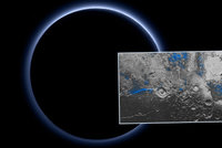 Nové fotky NASA: Pluto má modrou oblohu a na povrchu led
