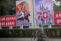 Drony, tisíce vojáků, umělé květiny: Severní Korea slaví 70 let komunismu