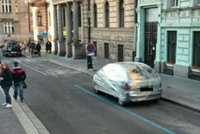Auto v igelitu! Řidiče v Praze potrestali za špatné parkování